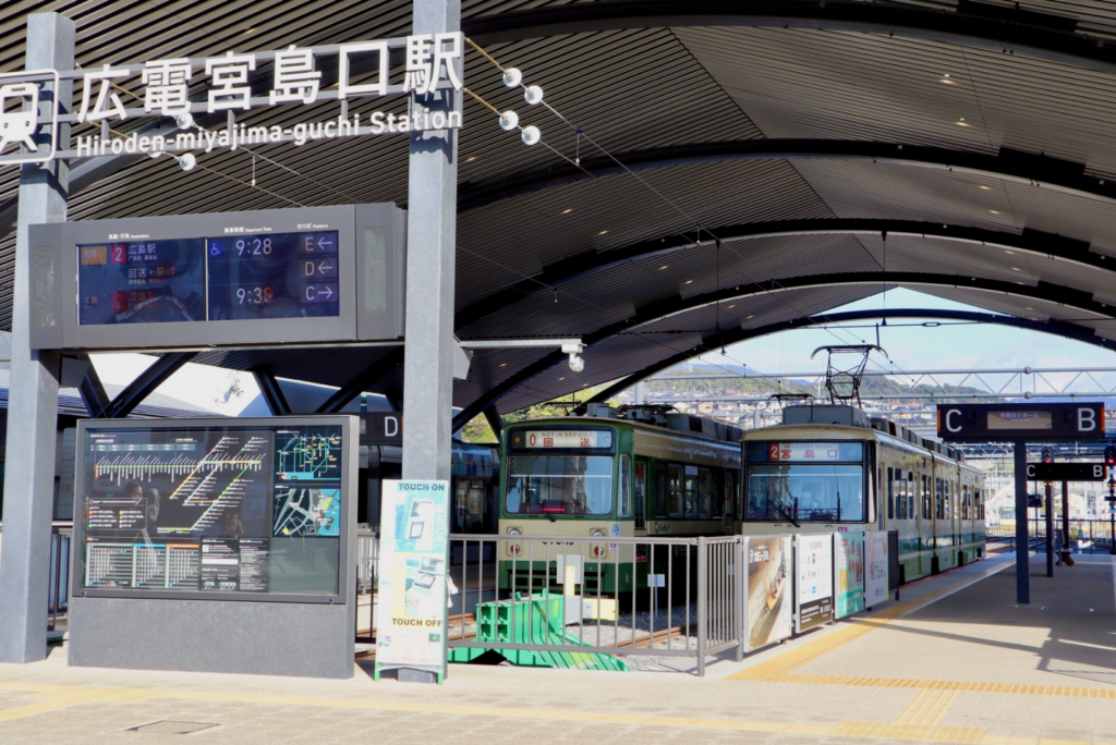 ① 宮島観光の動線上にある「宮島からいちばん近い場所にある牡蠣小屋」